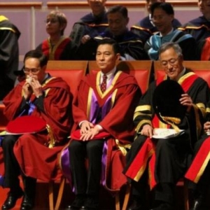 刘德华获荣誉博士学位 还想将来写书当作家