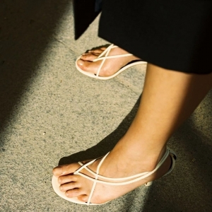 时髦女人的“五十度白”太火了，她们脚上这双鞋很少有人知道